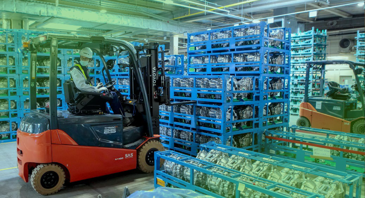 Wózek widłowy na magazynie