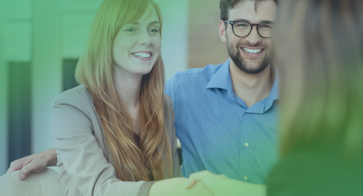 Kobieta i mężczyzna w banku