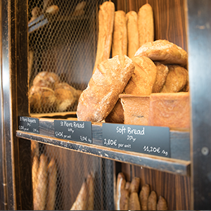 cenówki na półce w piekarni